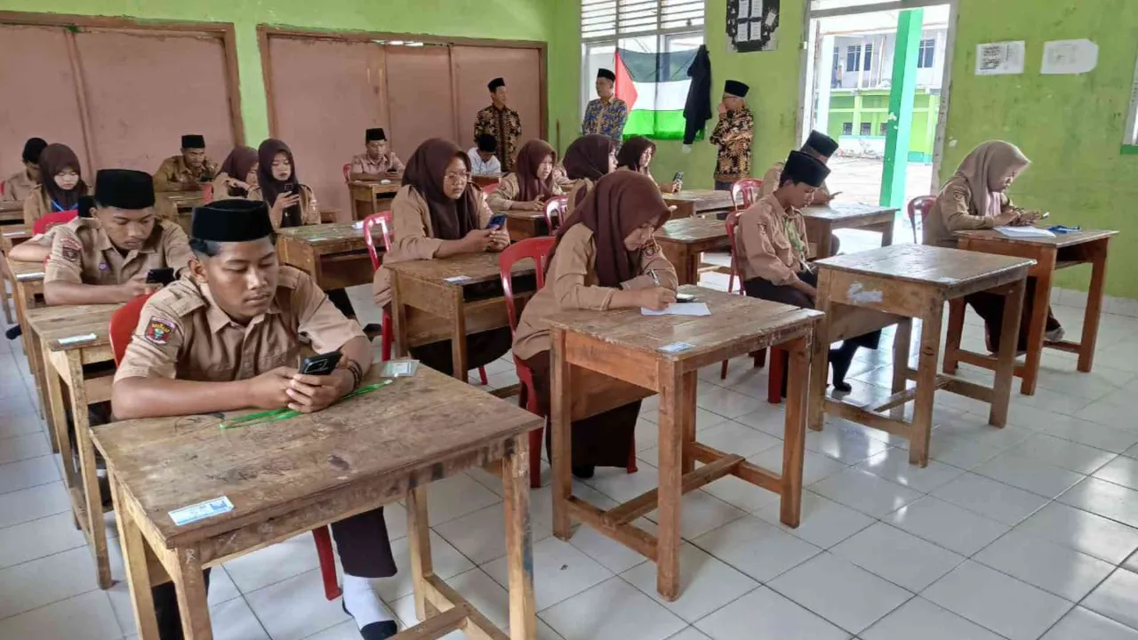 Monitoring Pengawas Madrasah Ujian ASAT CBT di MA Miftahul Huda